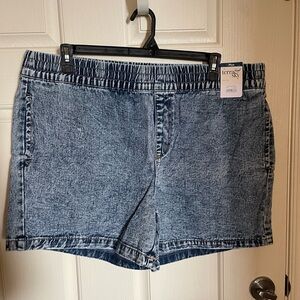NWT Terra & Sky light wash slouchy shorts; size 1X (16W-18W)